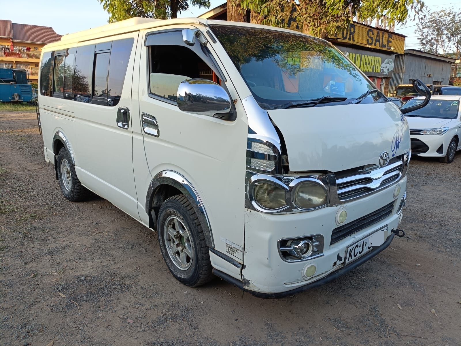toyota hiace 7l tours van Image 1