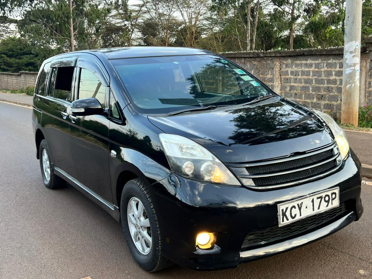 Toyota Isis Platana Image 1